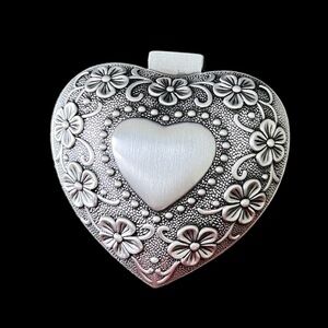 HEART Jewelry box felt lined metal NWT